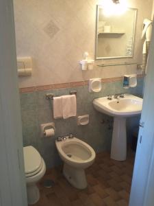 Koupelna v ubytování Hotel Abbaruja + 37 fotografií