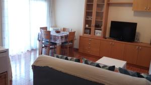Μια τηλεόραση ή/και κέντρο ψυχαγωγίας στο Estudio SALOU