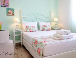 A bed or beds in a room at Villa Kiza Apartments