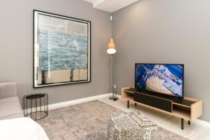 salon z telewizorem z płaskim ekranem i kanapą w obiekcie Bela Vista Palace Apartments w mieście Cascais