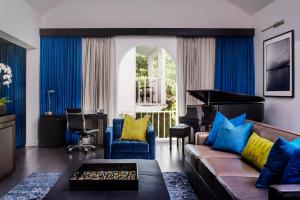 - un salon avec un canapé et un piano dans l'établissement Sunset Marquis Hotel, à Los Angeles