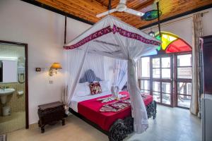 Кровать или кровати в номере Tembo House Hotel