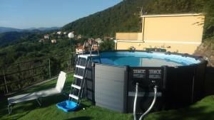 Eine Frau steht neben einem Schwimmbecken in der Unterkunft Fregoso in Genua