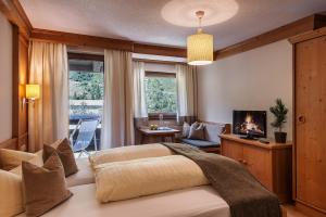 sypialnia z łóżkiem i salonem w obiekcie Natur Residenz Anger Alm - Adults only w mieście St. Leonhard im Pitztal