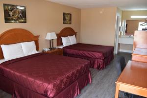 Giường trong phòng chung tại Albany Inn & RV Campground