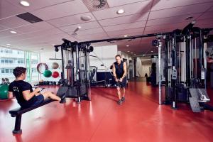 een man staat in een sportschool met een andere man bij Hotel DGI-Huset Herning in Herning