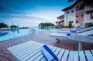 Bazén v ubytování Beachfront Hotel nebo v jeho okolí