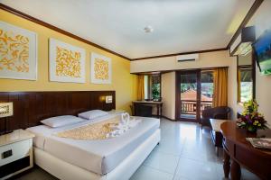 Postel nebo postele na pokoji v ubytování Bali Garden Beach Resort