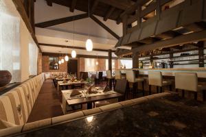 restauracja ze stołami i krzesłami oraz barem w obiekcie Natur Residenz Anger Alm - Adults only w mieście St. Leonhard im Pitztal