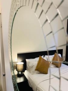 Una cama o camas en una habitación de Greenwich Inn Motel