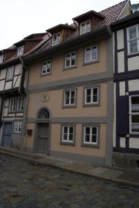 un edificio marrone e bianco con una porta di Wohnen Im Topf a Quedlinburg