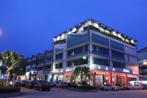 un gran edificio con coches estacionados en un estacionamiento en Molek Garden Hotel, en Johor Bahru