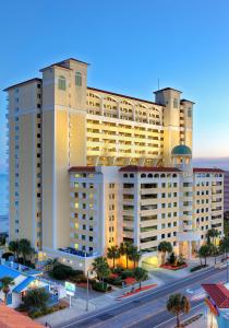 un gran edificio con una calle delante en Camelot by the Sea - Oceana Resorts Vacation Rentals, en Myrtle Beach