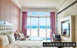 Schlafzimmer mit einem Bett und Meerblick in der Unterkunft White House Hot Spring Beach Resort in Wanli