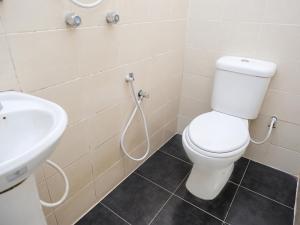 łazienka z toaletą i umywalką w obiekcie Ridel Boutique Hotel w mieście Wakaf Che Yeh