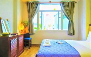 1 dormitorio con 1 cama, vestidor y ventana en Giang Son Hotel 江山民宿胡志明市 en Ho Chi Minh