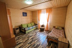 ドルジャンスカヤにあるBaza Otdykha Rubinのソファと窓が備わる小さな客室です。
