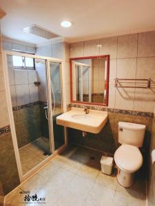馬公市的住宿－媽宮古街10號，浴室配有卫生间、盥洗盆和淋浴。