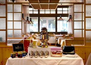 ein Restaurant mit Tisch und Trophäe drauf in der Unterkunft Hotel Krone Budget in Lenk im Simmental