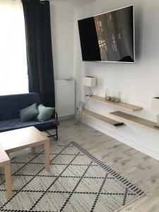Televízia a/alebo spoločenská miestnosť v ubytovaní Apart 20