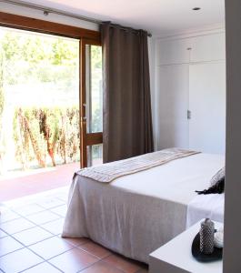 1 dormitorio con 1 cama y puerta corredera de cristal en Apartamento en Milla de Oro, en Marbella