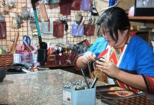 ภาพในคลังภาพของ Golden Leather Carving Studio ในLeye