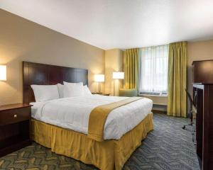 A bed or beds in a room at Quality Inn Prescott