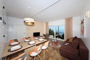 Televízia a/alebo spoločenská miestnosť v ubytovaní REDSTONE luxury apartments