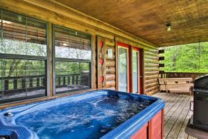 Swimmingpoolen hos eller tæt på River Rush- Cozy Riverfront Cabin 5 Mi to Pigeon Forge