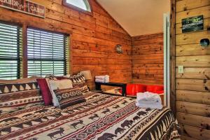 En eller flere senge i et værelse på River Rush- Cozy Riverfront Cabin 5 Mi to Pigeon Forge + 17 billeder