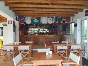 The lounge or bar area at Pardalakis Studios