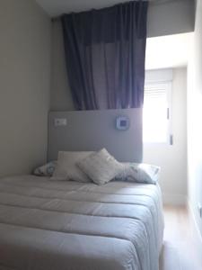 A bed or beds in a room at Apartamento primera línea Torrenostra