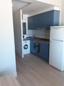 A kitchen or kitchenette at Apartamento primera línea Torrenostra