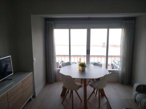 A television and/or entertainment centre at Apartamento primera línea Torrenostra