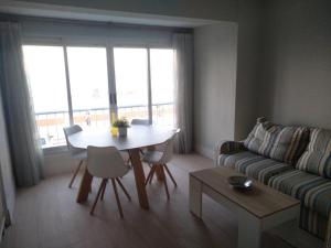 A seating area at Apartamento primera línea Torrenostra
