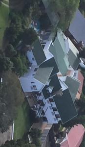 una vista aérea de una fila de casas con techos en A White House Guest House, en Grahamstown