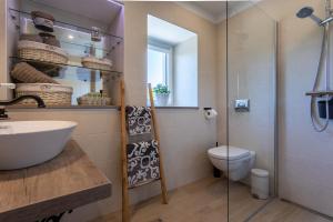 łazienka z toaletą, umywalką i prysznicem w obiekcie Relax Village Home Mare w Krku +22 zdjęcia