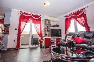 TV a/nebo společenská místnost v ubytování Apartments Saric
