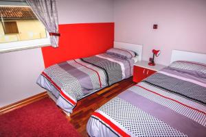 Postel nebo postele na pokoji v ubytování Apartments Saric
