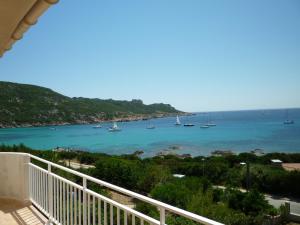 uma vista para uma baía com barcos na água em APPARTEMENT PIED DANS L EAU ET VUE MER MAGNIFIQUE em Sartène