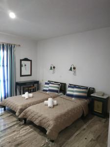 トロにあるNinemia Residenceのタオルが敷かれたベッドが2つある寝室