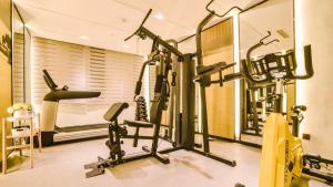 Fitness centrum a/nebo fitness zařízení v ubytování Atour Hotel Wuhan Changqing Road Branch
