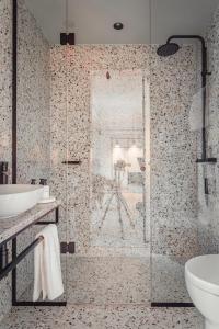 bagno con doccia e porta in vetro di Blique by Nobis, Stockholm, a Member of Design Hotels™ a Stoccolma