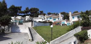 rząd białych domów na wzgórzu w obiekcie Joanna's Seaside Villa w mieście Kallithea