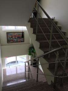 uma escada numa casa com um corrimão de vidro em Green House em Grigoleti