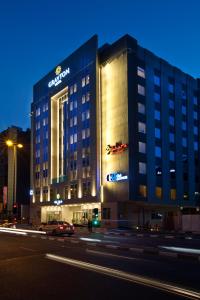 budynek z znakiem na boku w obiekcie Grayton Hotel by Blazon Hotels w Dubaju