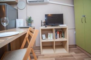 Zimmer mit einem Schreibtisch, einem TV und einem Stuhl in der Unterkunft Central Rooftop Studio TK31 in Burgas City