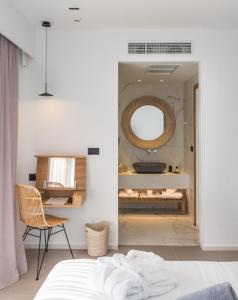Posteľ alebo postele v izbe v ubytovaní Enorme Ammos Beach Resort
