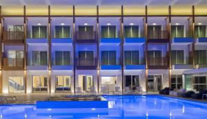 Bazén v ubytovaní Enorme Ammos Beach Resort alebo v jeho blízkosti