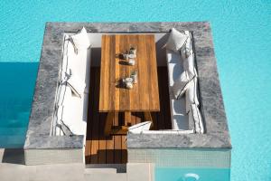 Bazén v ubytovaní Enorme Ammos Beach Resort alebo v jeho blízkosti